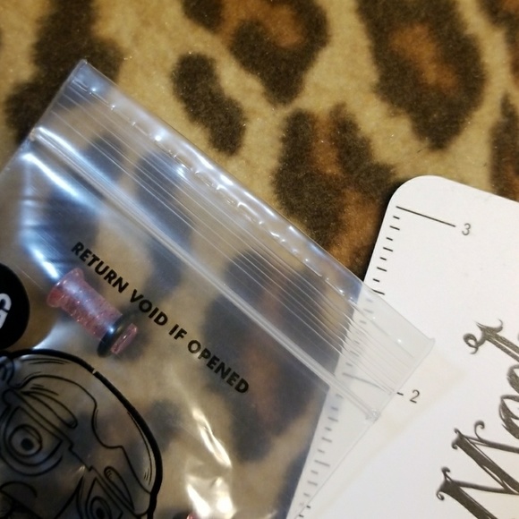 Pink Glittery Acrylic 4 Gauge Plugs WITH FREE GIFT - Picture 4 of 5